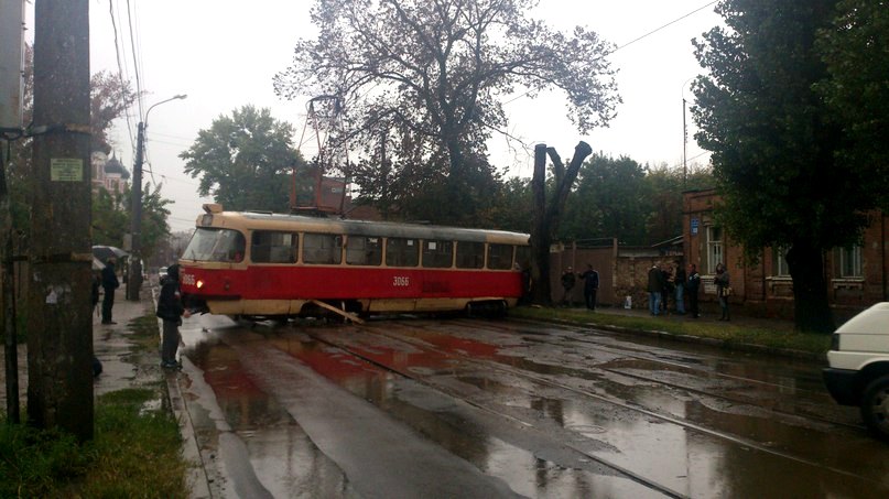 Трамвай сошел с рельс в Харькове