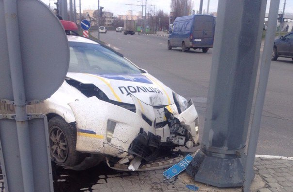 Очередной разбитый Prius: пострадал полицейский
