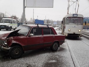 В центре Харькова барышня на иномарке протаранила Жигули